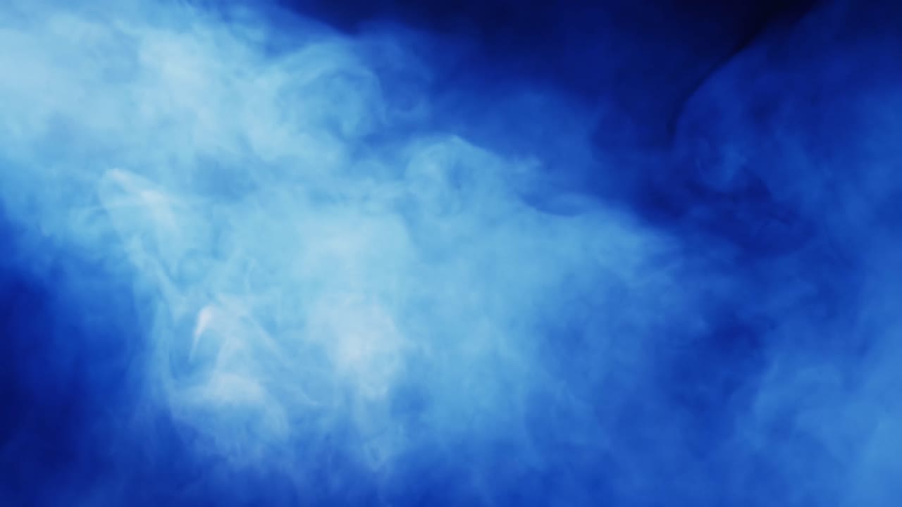Video di nuvole di fumo blu in movimento con spazio per il testo su sfondo nero