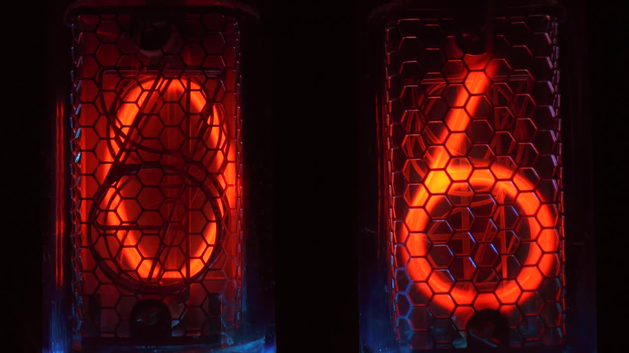 часы на старых газоразрядных лампах