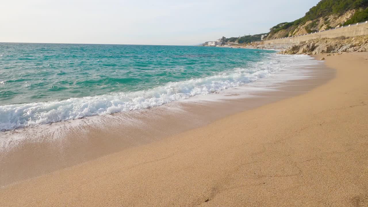 hermosa playa de arena mediterránea, maresme barcelona, san pol de mar, con rocas y mar tranquilo y turquesa, costa brava, barcelona