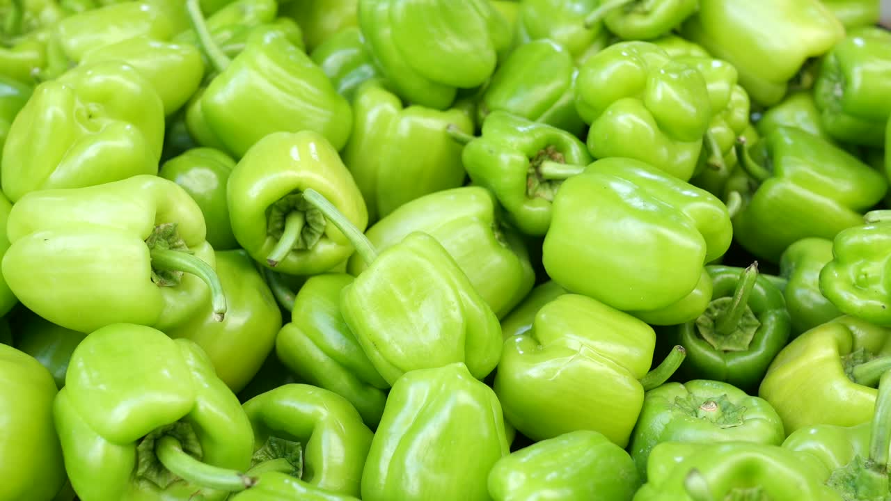 un montón de pimientos verdes frescos