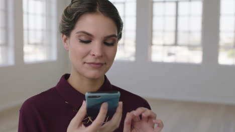 Retrato-De-Una-Mujer-Joven-Disfrutando-De-Una-Llamada-Telefónica-Charlando-Usando-Tecnología-Móvil-De-Teléfono-Inteligente-Mujer-Moderna-Y-Elegante-En-El-Fondo-Del-Apartamento