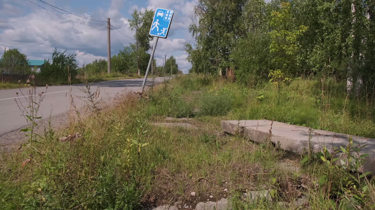 보행자 교차로와 구이가 있는 시골 도로