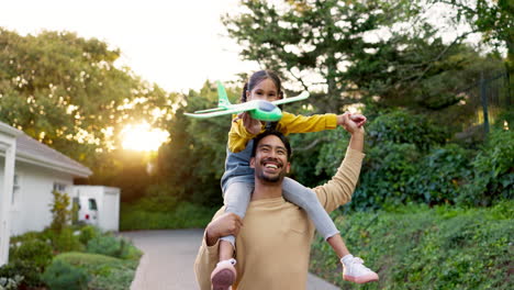 Hija-Sobre-Los-Hombros-Del-Padre-Al-Aire-Libre