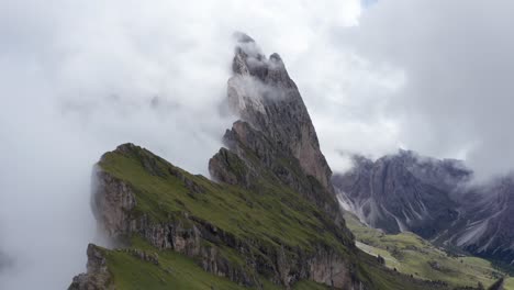 Drohnenflug-über-Seceda-Kamm-Mit-Blick-Auf-Fermeda-Türme-In-Wolken,-Dolomiten