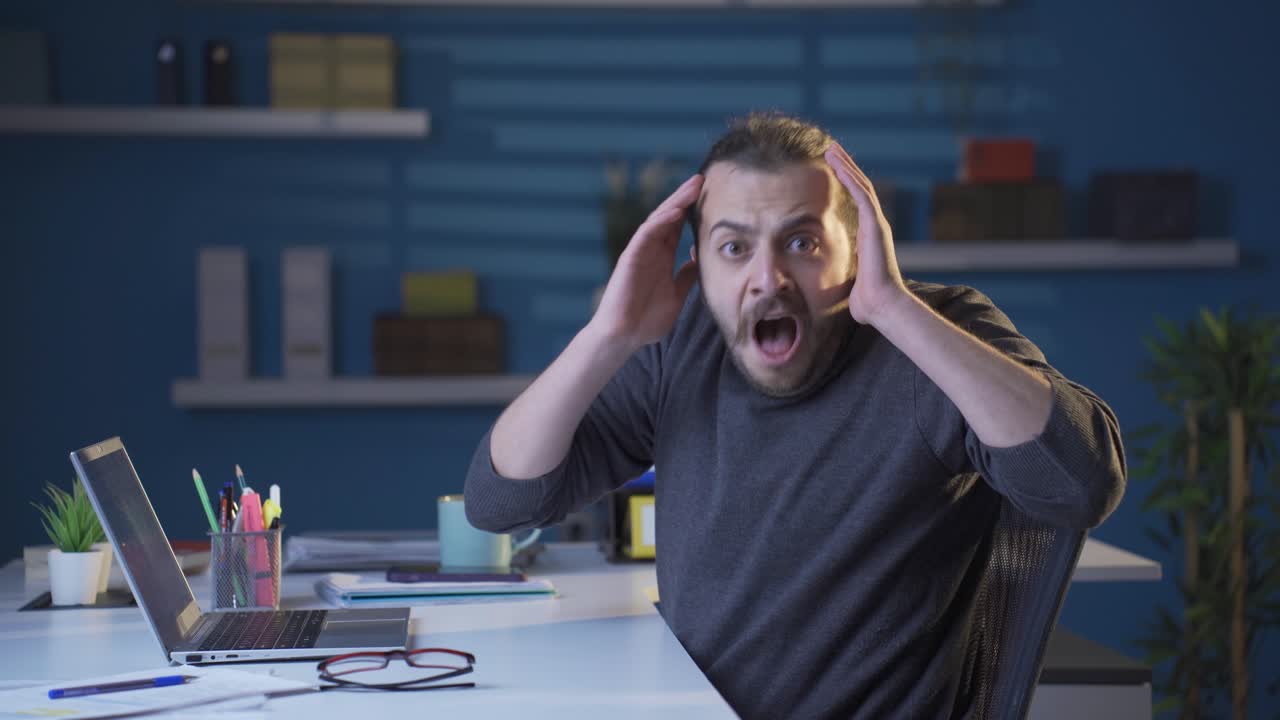 hombre de negocios sintiendo miedo y ansiedad.