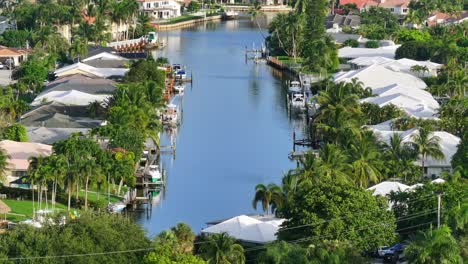 Toma-Aérea-Amplia-De-Villas-De-Lujo-En-La-Ciudad-De-Boca-Raton-Durante-El-Día-Soleado-En-Florida