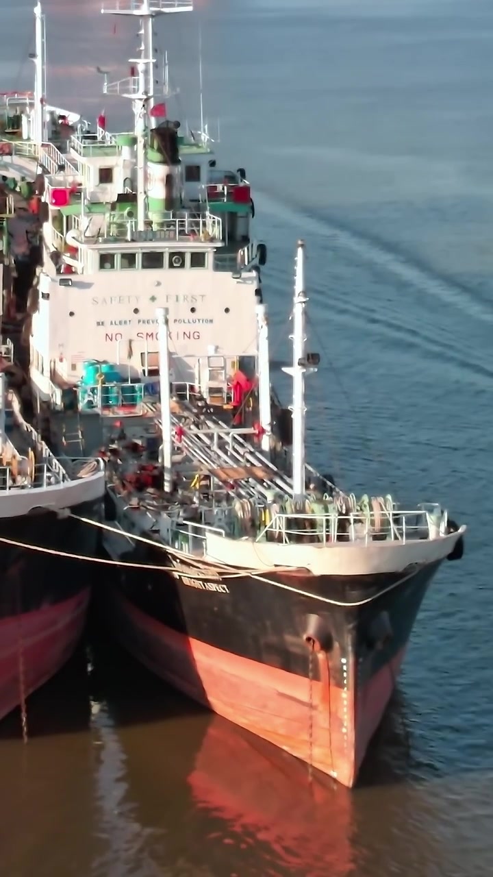 Barcos atracados en Bangkok con vistas al río y al skyline de la ciudad