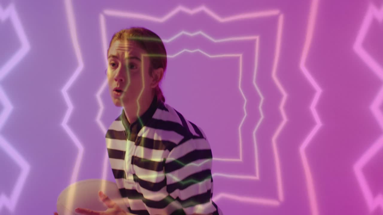 animación de un patrón de neón sobre una jugadora de rugby en un fondo de neón