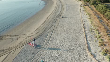 Toma-Aérea-De-Playa-De-Arena-Con-Sombrillas-Y-Mar-Adriático,-Costa-Típica-De-Emilia-Romagna