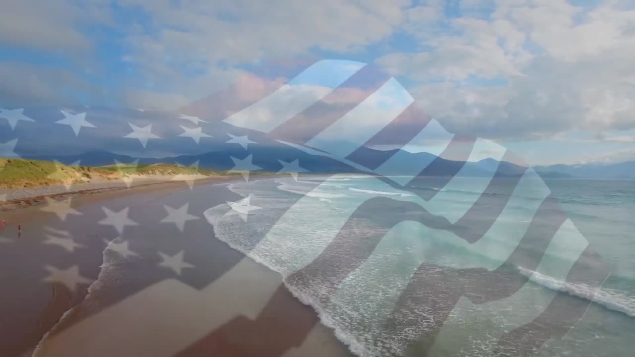 video compuesto de ondear la bandera estadounidense contra la vista aérea de la playa y las olas del mar