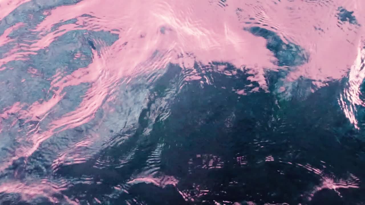 olas durante días de fondo de superficie de agua teñida