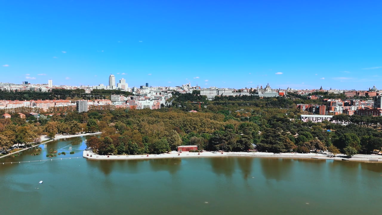 Ripresa aerea del lago di Casa de Campo con lo skyline di Madrid e il centro storico oltre.