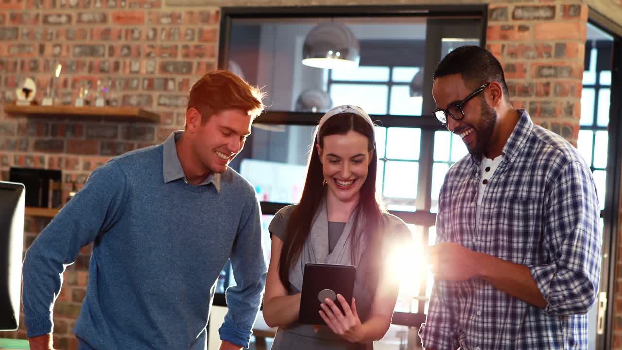gente de negocios discutiendo sobre una tableta digital