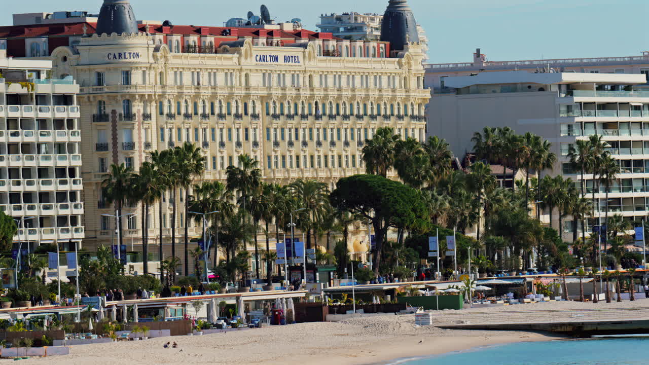 Cannes, Francia - 15 gennaio 2025: vista distante del Carlton Hotel sulla costa