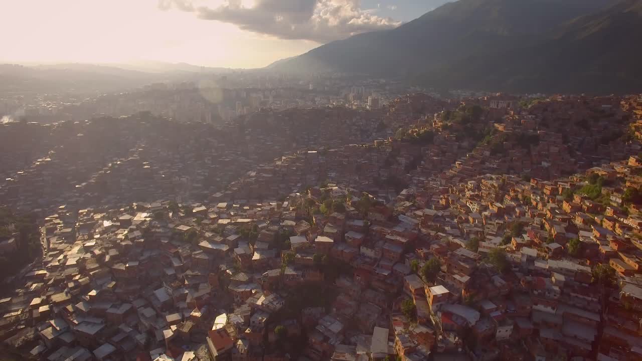 Pemandangan udara permukiman kumuh Petare, di Caracas, Venezuela, saat matahari terbenam