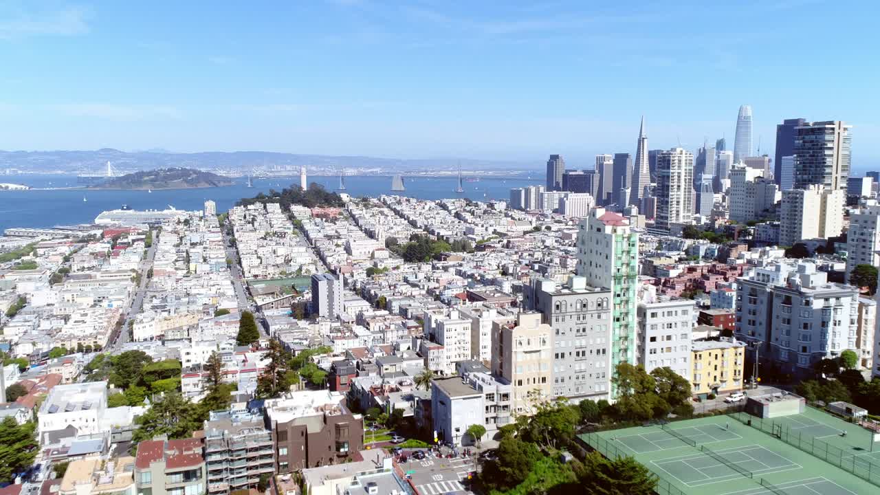 푸른 하늘과 함께 아름다운 이 좋은 날에 샌프란시스코 시내 스카이 라인의 공중 풍경