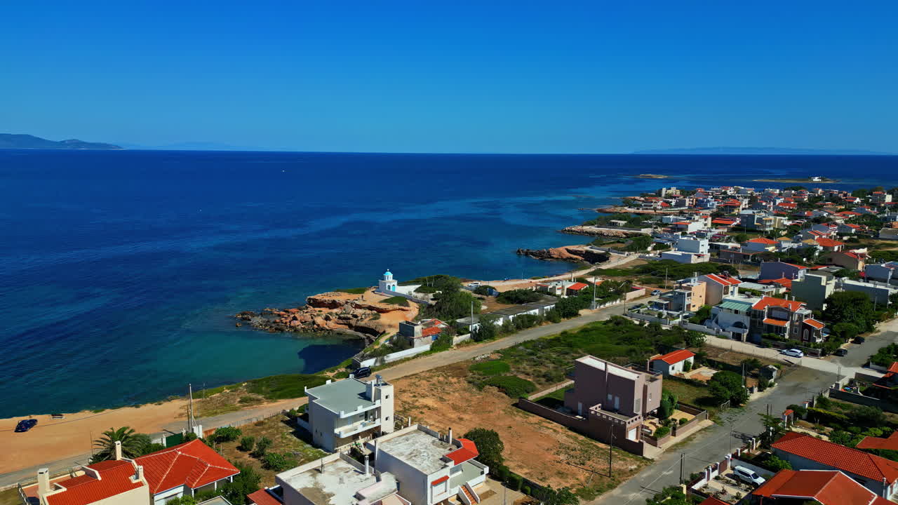 tomada aérea de un avión no tripulado de una pacífica ciudad costera del mediterráneo en grecia
