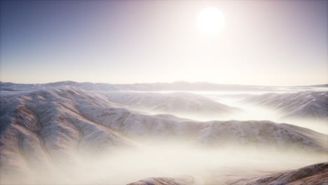 Paisaje-De-Montaña-Con-Niebla-Profunda-En-La-Mañana