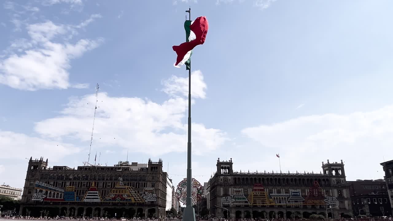ritratto a rallentatore della bandiera messicana che sventola sullo zocalo