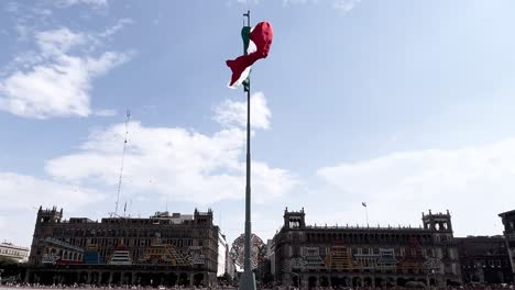 Zeitlupenaufnahme-Der-Mexikanischen-Flagge,-Die-Auf-Dem-Zocalo-Weht