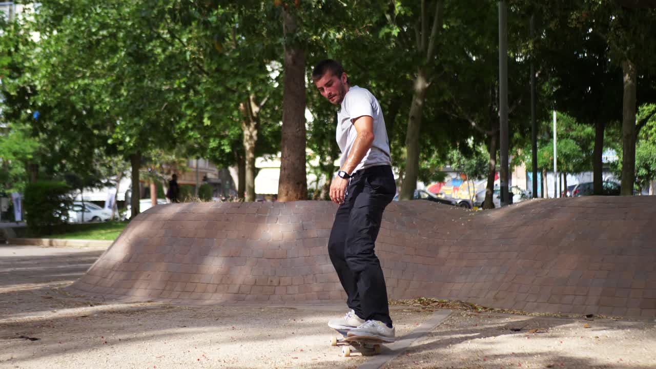 Skater di Atene fa un trick.