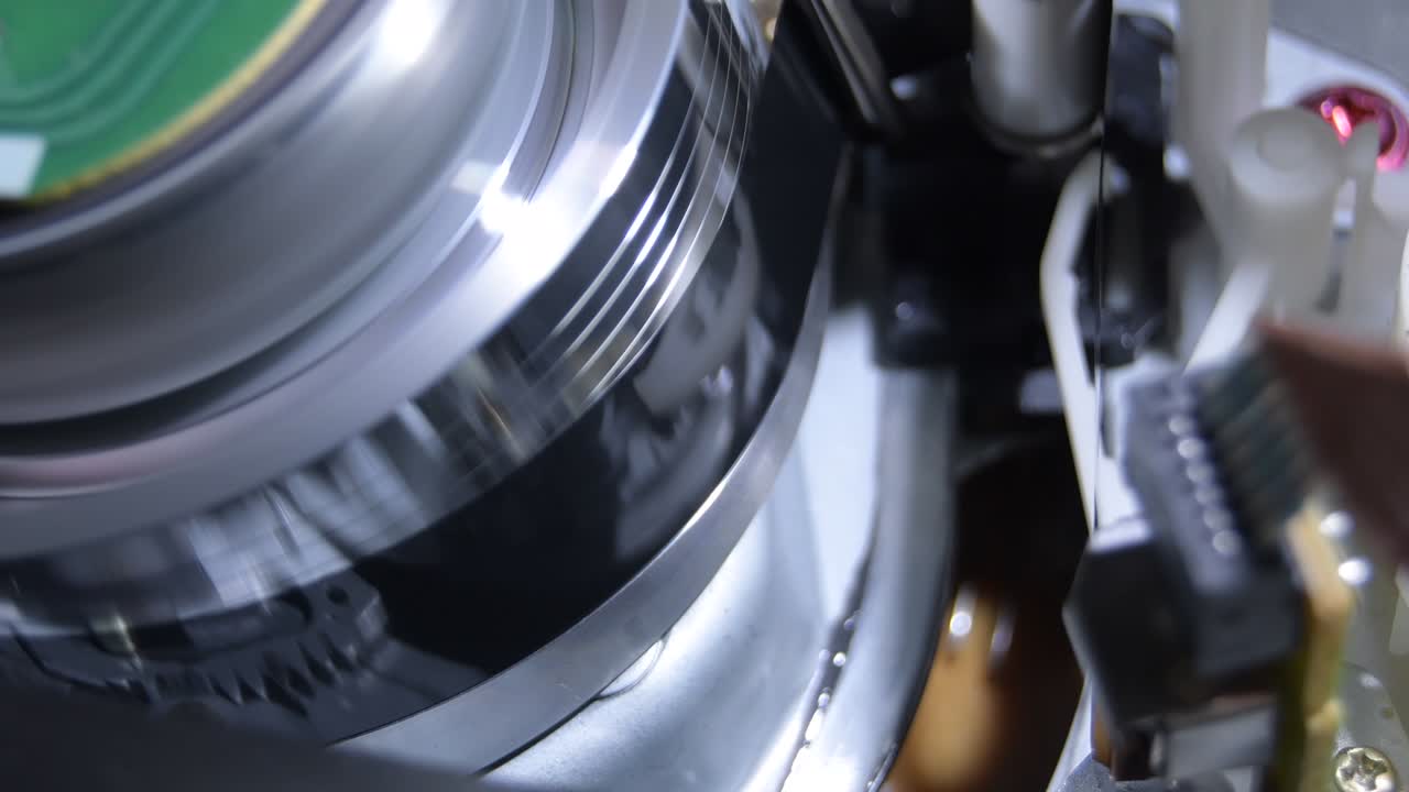 vhs cabeza helicoidal de video trabajando cuando se inserta una cinta de video y se detiene