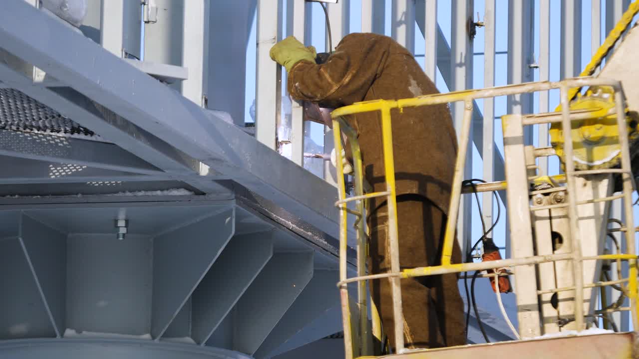 플랫폼에 강철 구조물을 용접