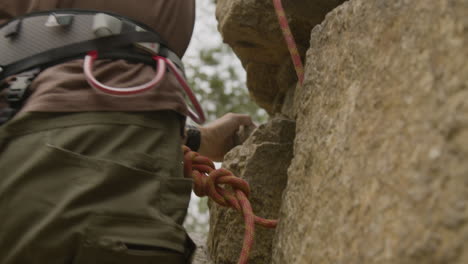 Escalador-En-Una-Pared-De-Roca