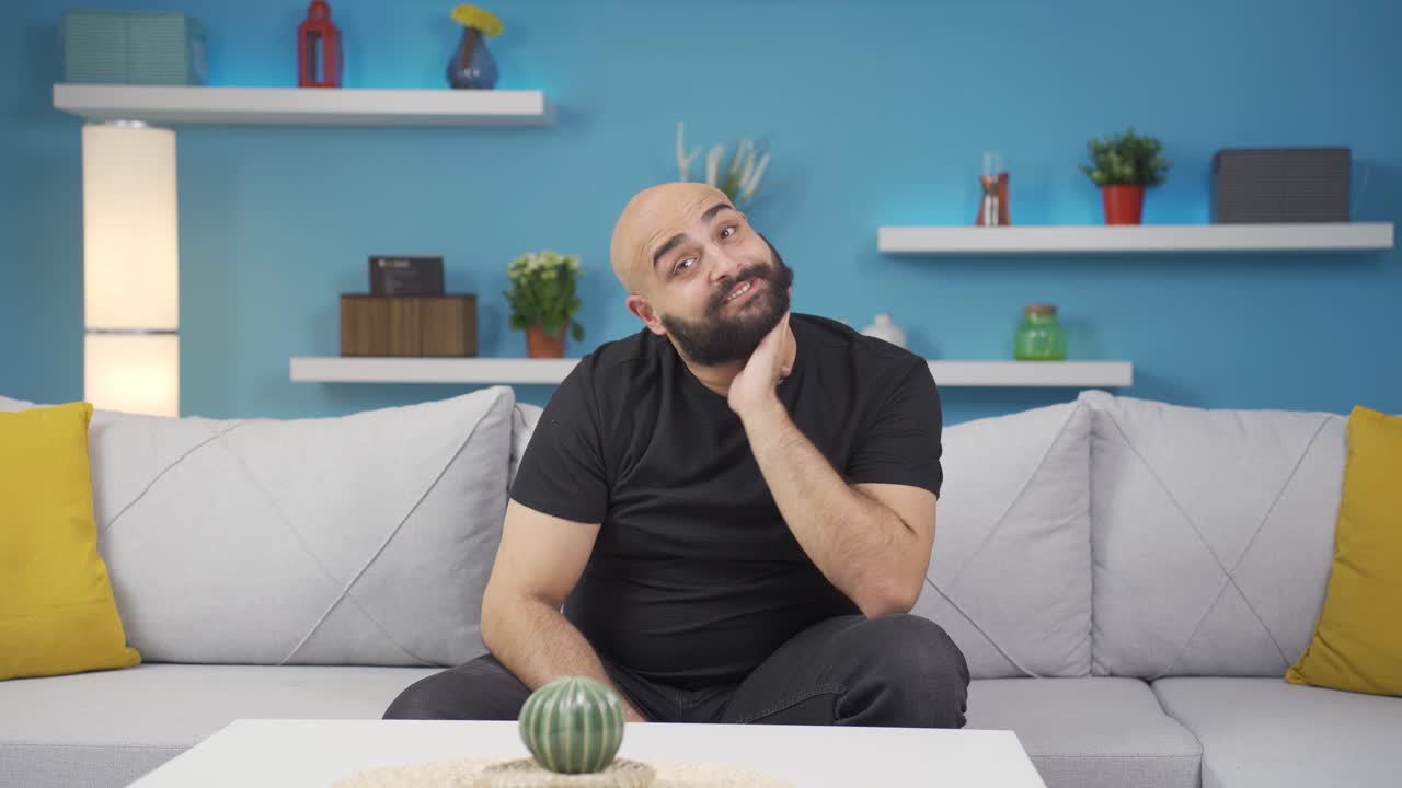 Uomo positivo felice e sorridente