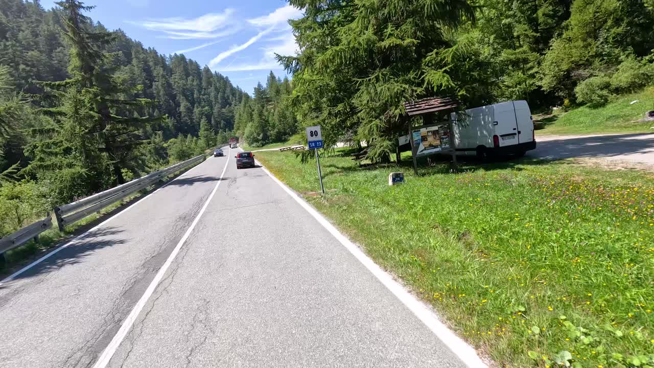 경치 좋은 산길 을 가로질러 운전 하는 자동차