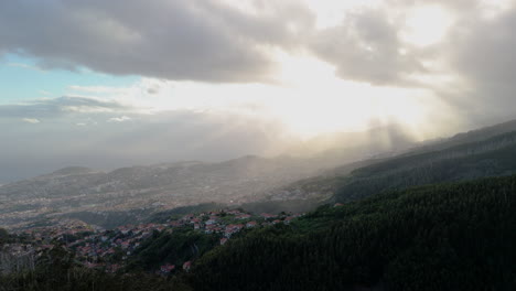 Luz-Del-Sol-A-Través-De-Las-Nubes-Sobre-Funchal,-Madeira,-Descripción-General-De-Drones-De-La-Ciudad