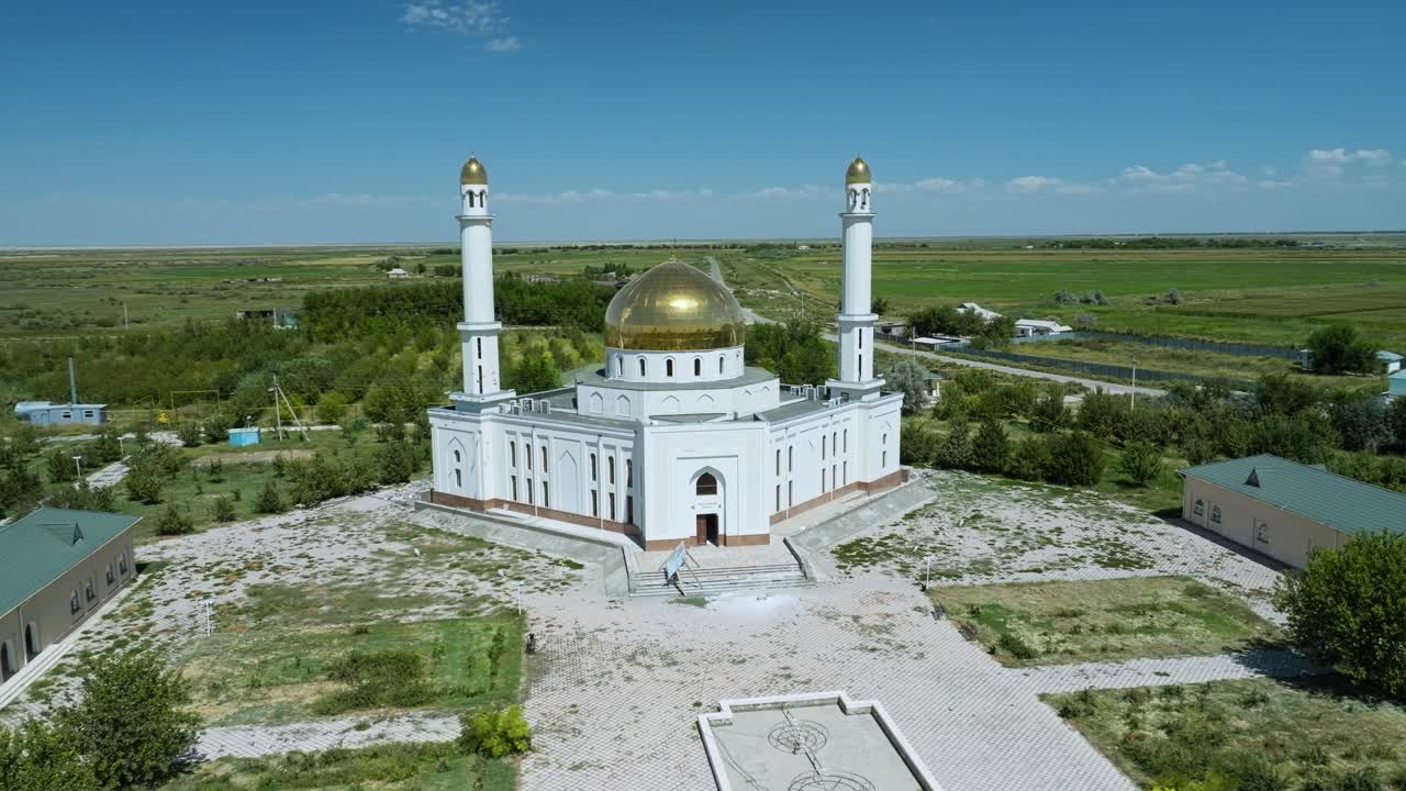 una vista completa del mausoleo de arystan bab en kazajstán - órbita aérea