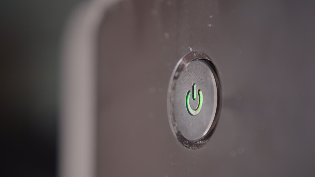 전자 장비를 켜는 것