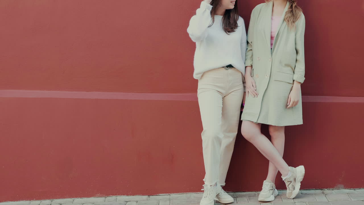 스타일리시한 스트리트웨어를 입은 두 여성