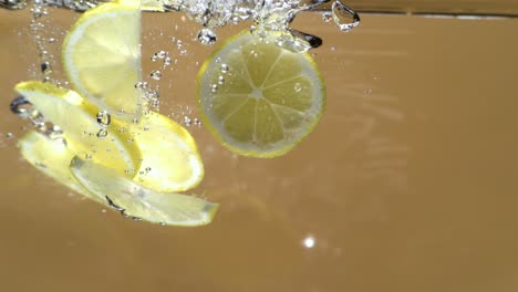 zitrone fällt in wasser in super-slow-motion 1000fps