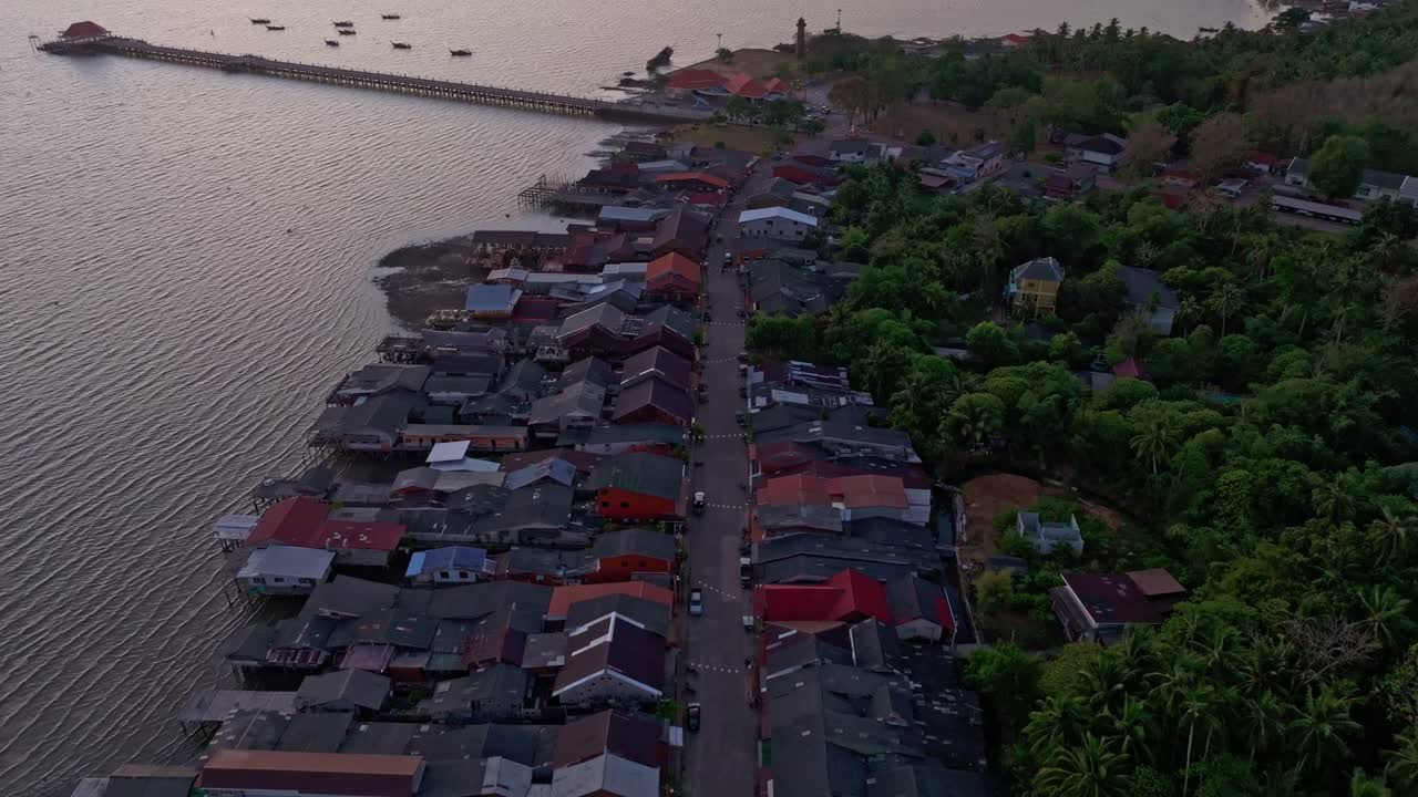 Bình minh rọi sáng phố cổ Ko Lanta yên bình, Thái Lan