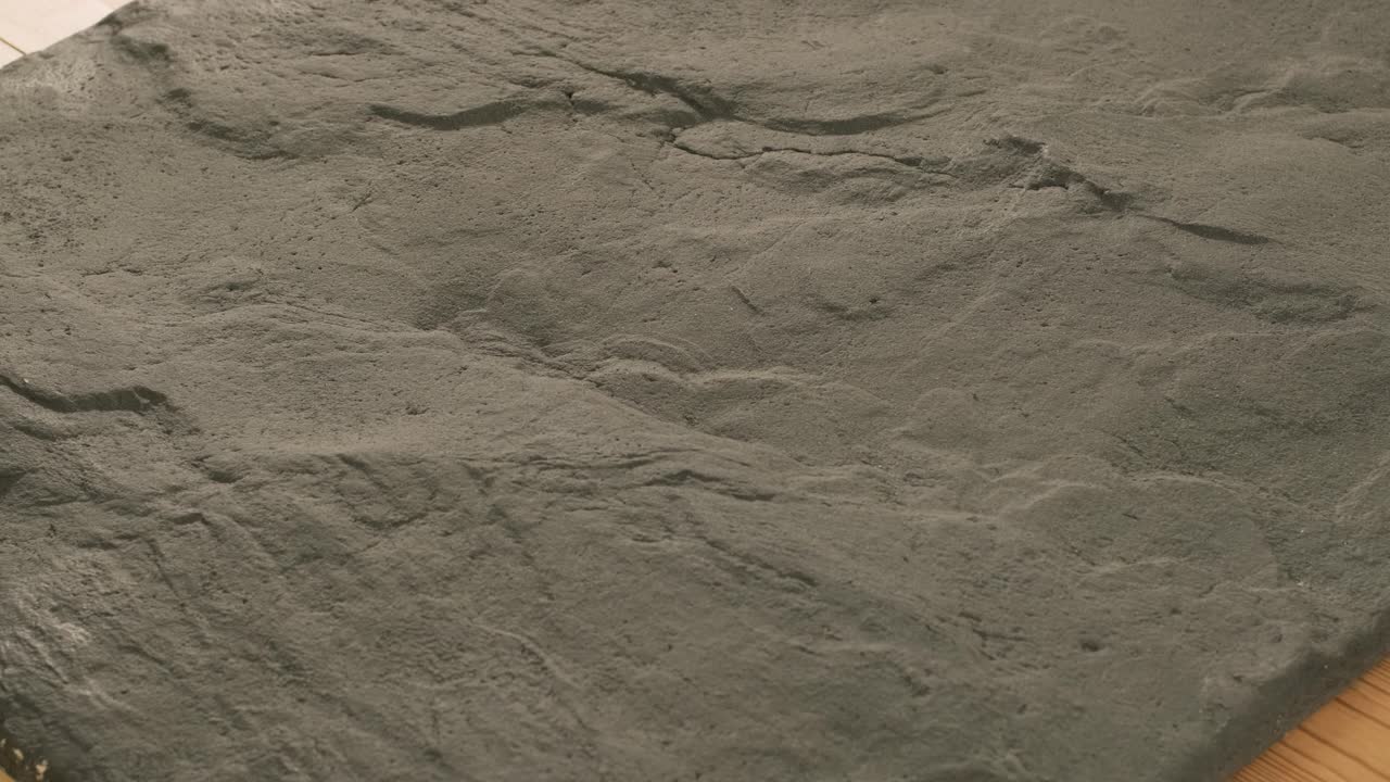 pared decorativa enyesada bajo la piedra