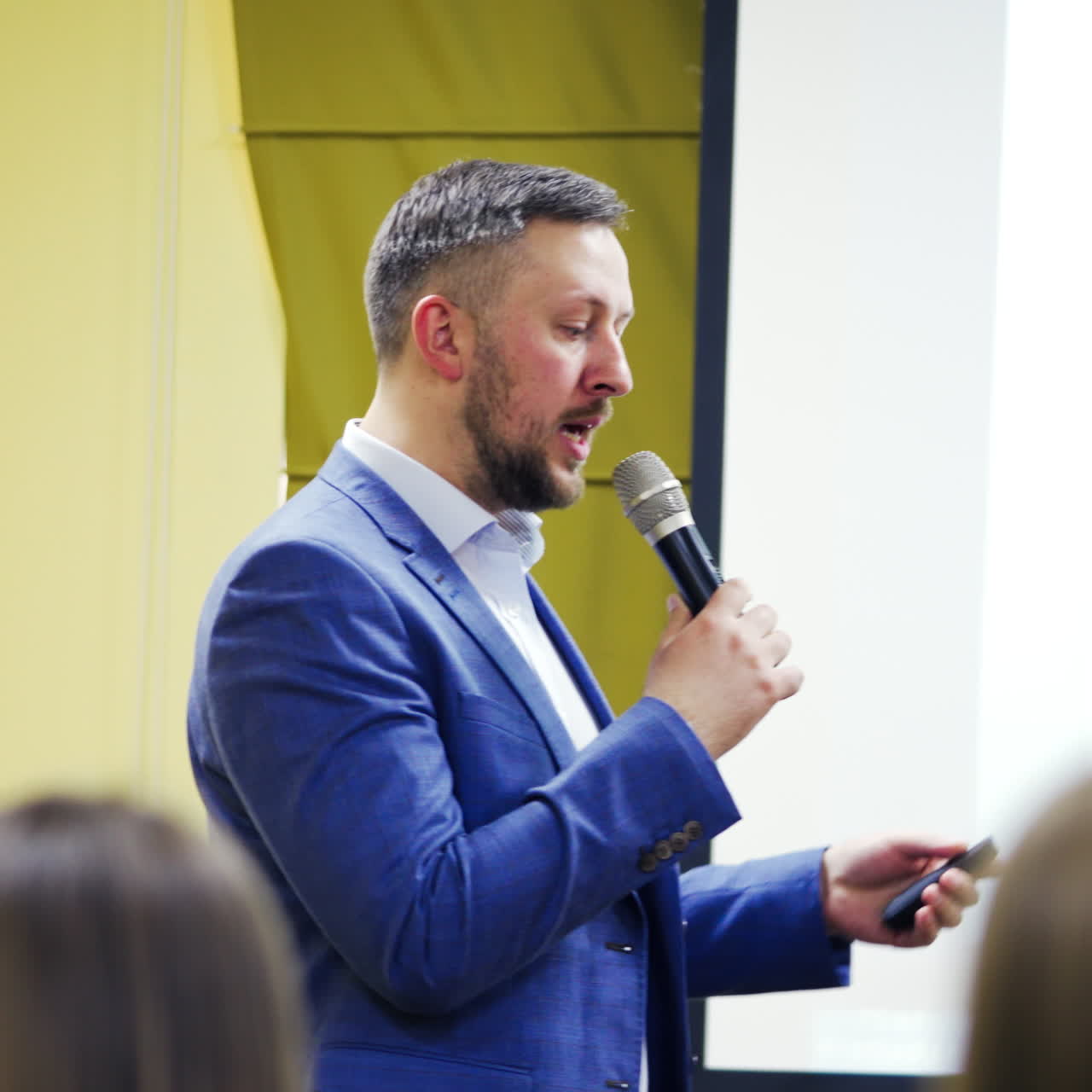 the speaker tells the speech at conference