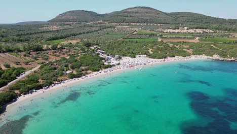 playa de cala spinosa en capo testa, santa teresa di gallura, cerdeña, italia - antena 4k