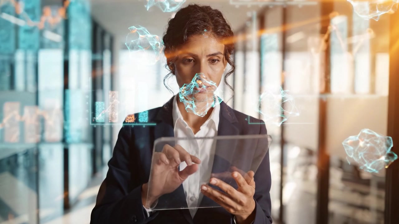 Donna d'affari professionista che usa un tablet in un moderno ambiente d'ufficio con visualizzazioni di dati digitali fluttuanti, enfatizzando la tecnologia e l'innovazione nell'analisi