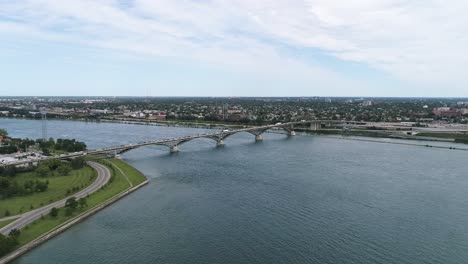 El-Dron-Captura-Una-Toma-Estable-Del-Puente-De-La-Paz-De-Fort-Erie,-Con-Automóviles-Viajando-Hacia-Y-Desde-Fort-Erie-Hasta-Buffalo.