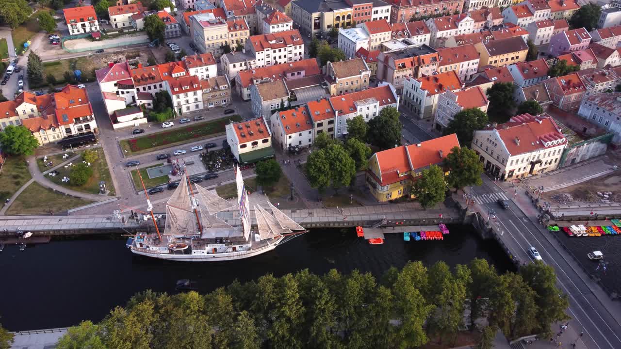 toma panorámica lateral lenta aérea del casco antiguo de klaipeda, el barco y el río, lituania