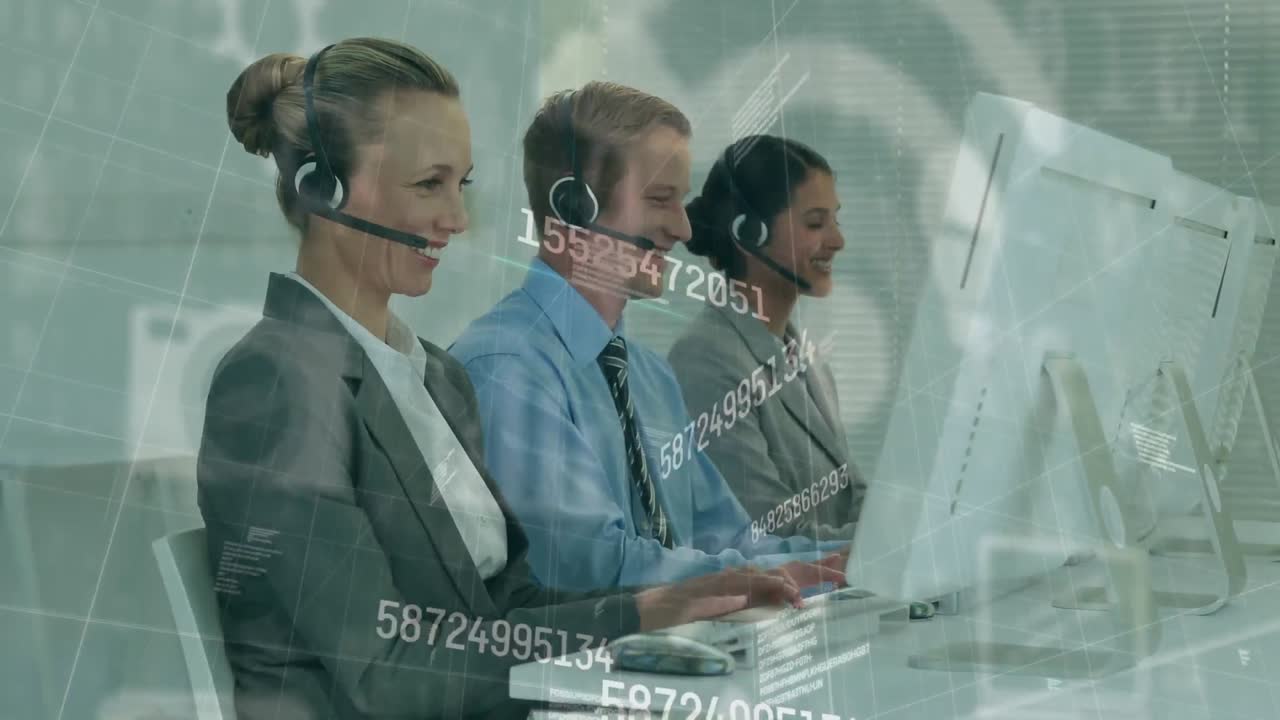 animazione di numeri e icone su persone d'affari che utilizzano cuffie telefoniche