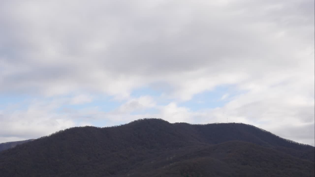 파란 하늘, 산 위의 하 구름, 부풀어오르는 색 구름, 큐러스 구름, 스케이프 타임스, 여름의 파란하늘, 극적인 웅장한 놀라운 파란색 하늘, 부드러운  구름의 형태, 구름의 타임 스 배경
