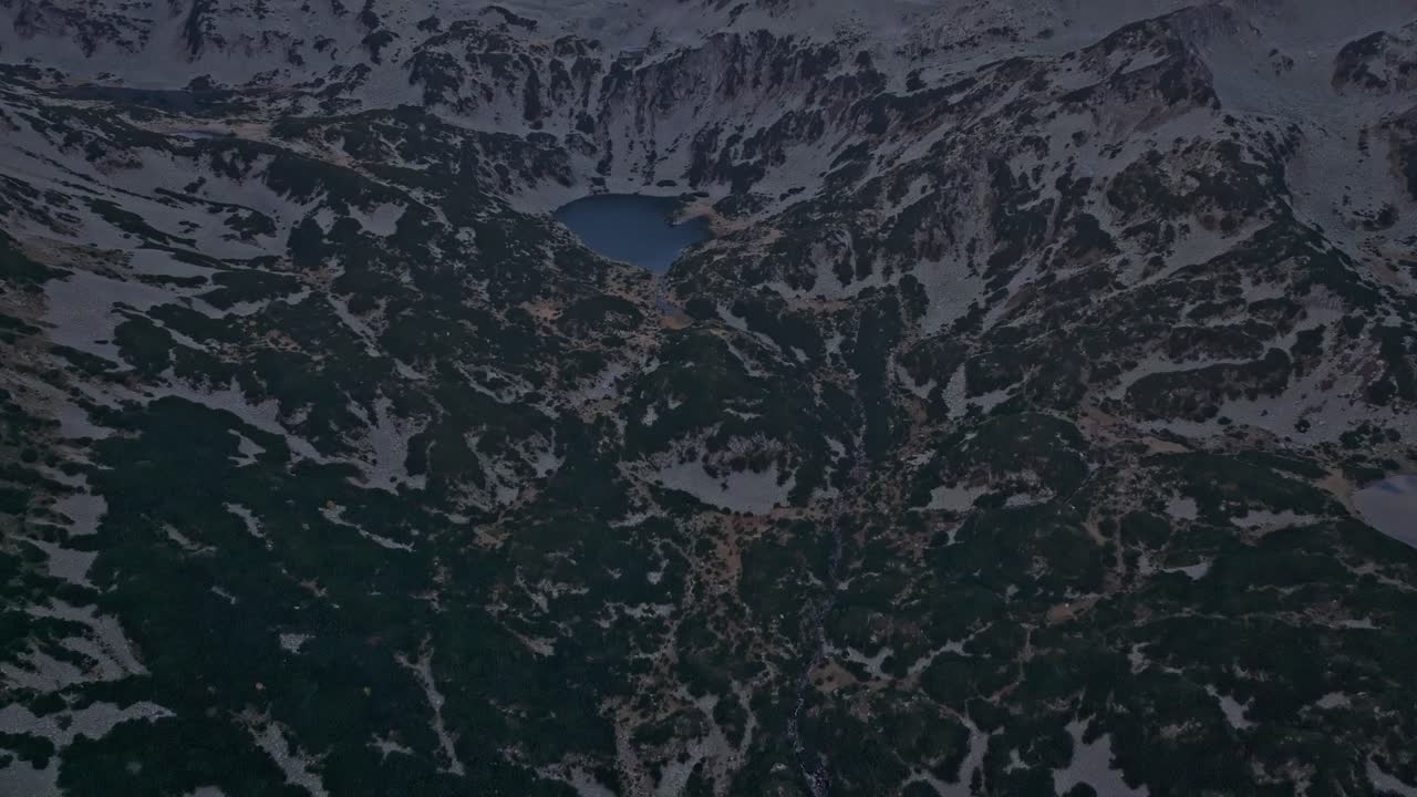 Luz dorada ilumina las laderas de las montañas en el Parque Pirin, Bulgaria