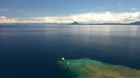 toma de drones de una pequeña isla en medio del océano