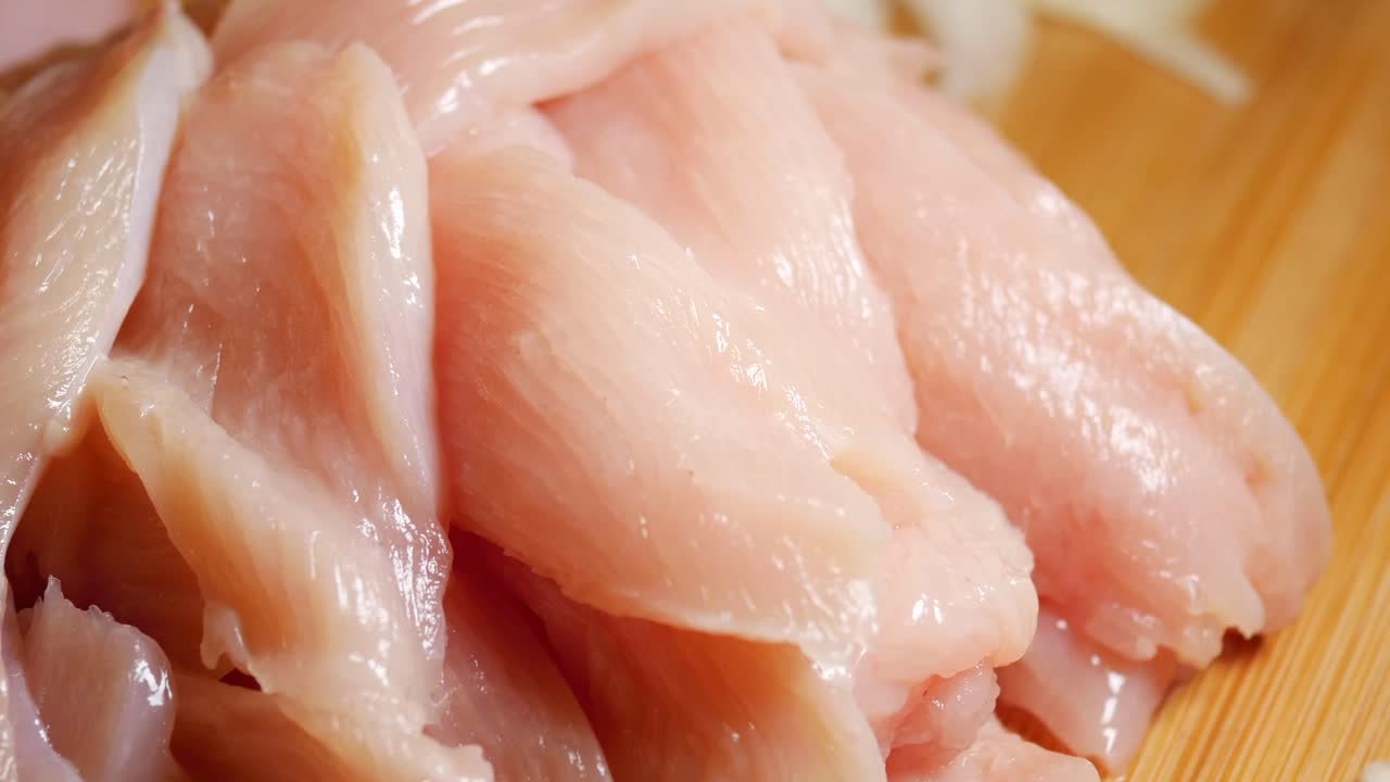 carne de pollo cruda