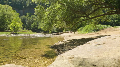 un endroit calme et reposant, parfait pour se détendre dans la nature.