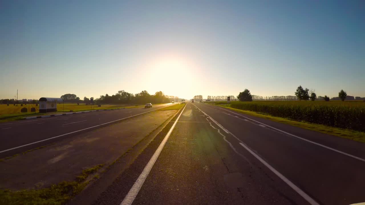 coche timelapse conduciendo en la autopista al amanecer