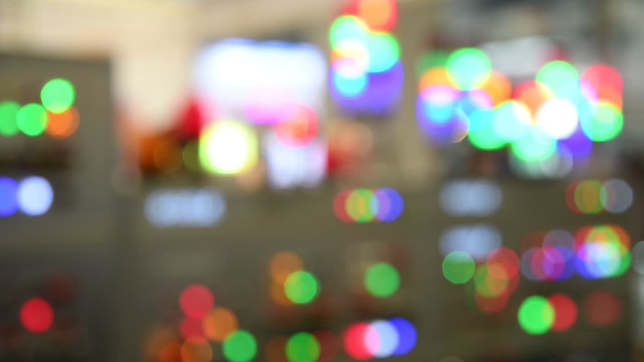 초점을 맞추지 않은 다채로운 공장 비상 조명 배경